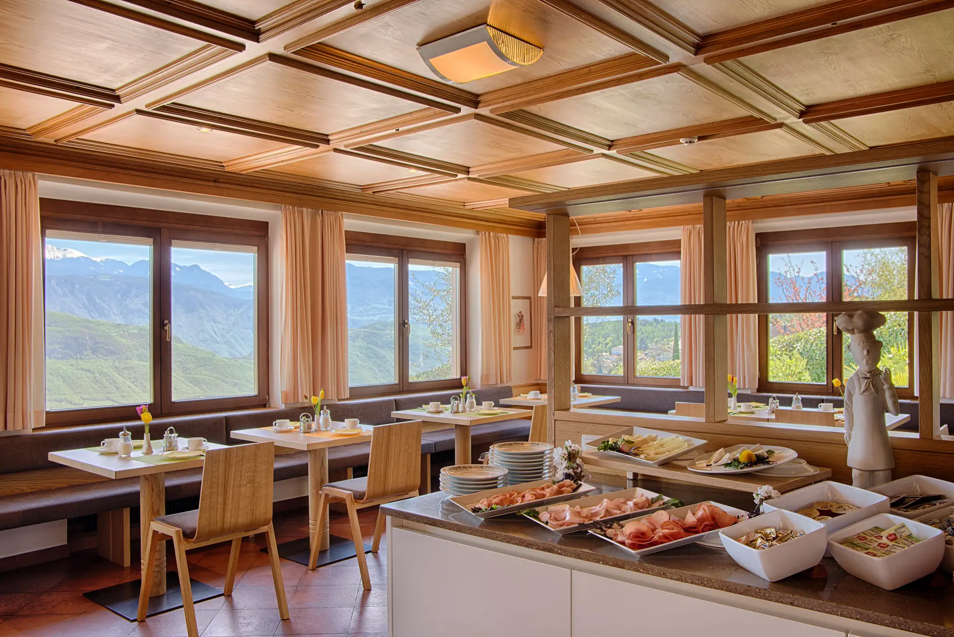 Breakfast room panorama