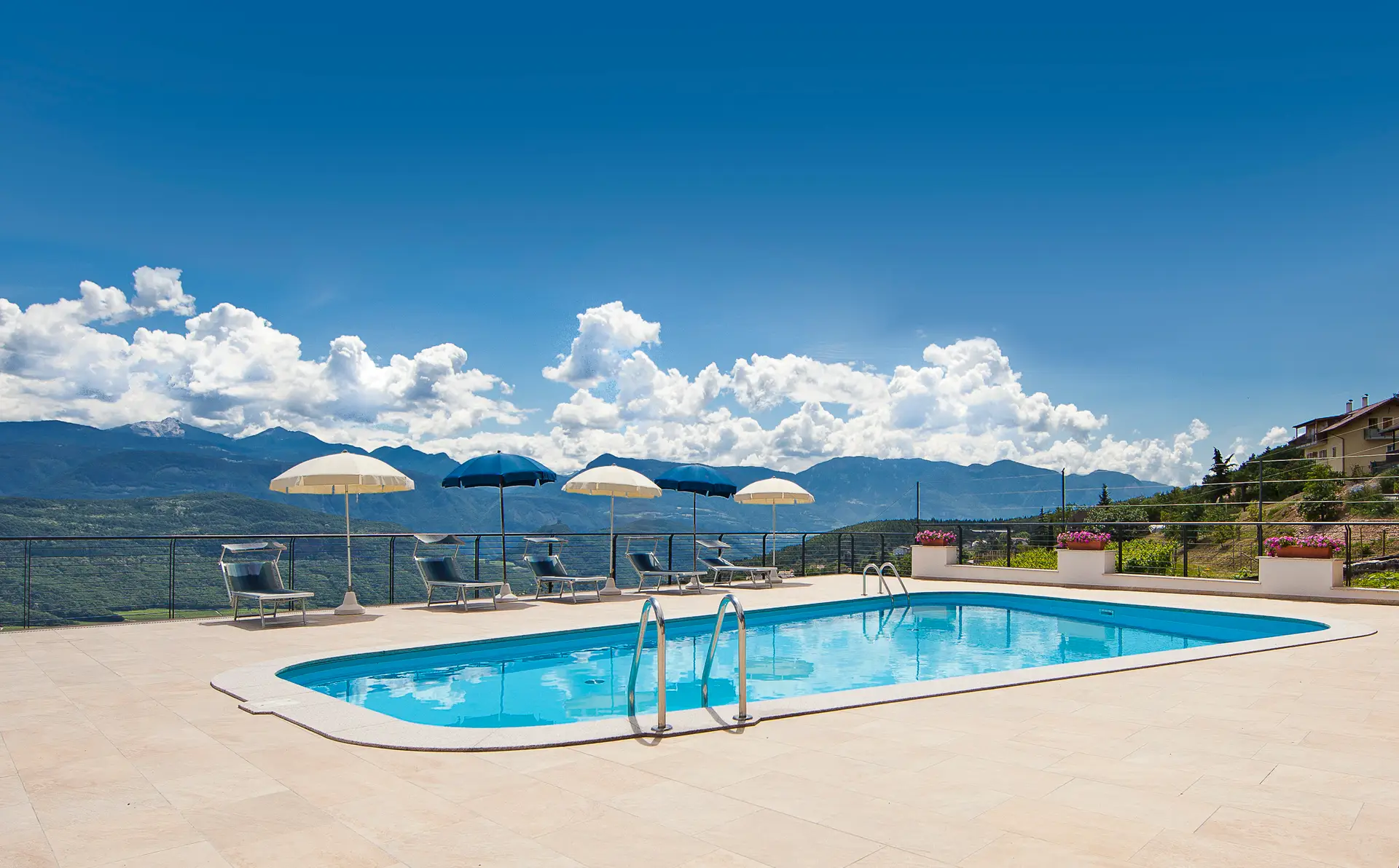Schwimmbad mit Bergblick in Südtirol